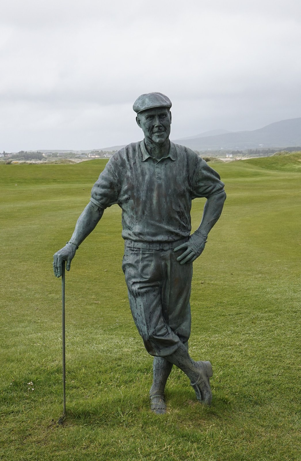 Bronze statue of Payne Stewart in plus fours and a flat cap at Waterville Golf Links, Ireland